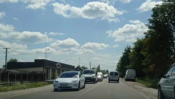 На вихідні – на Світязь: у Любомлі – довжелезна автотягучка (фото, відео)