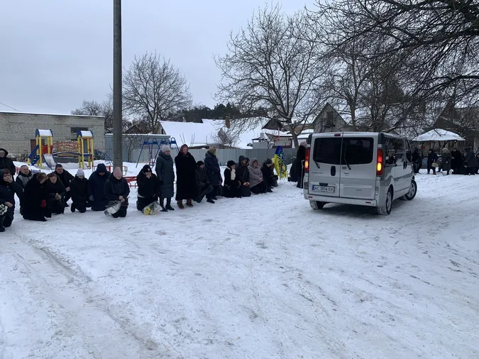 На Волині провели в останню дорогу 42-річного воїна з Волині Валерія Михальського (фото)