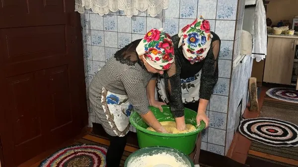Як на Волині випікають та прикрашають коровай за старовинними обрядами (відео)