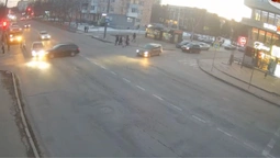 Ледве не збив людей: у мережі показали відео моторошної аварії у Луцьку (відео)