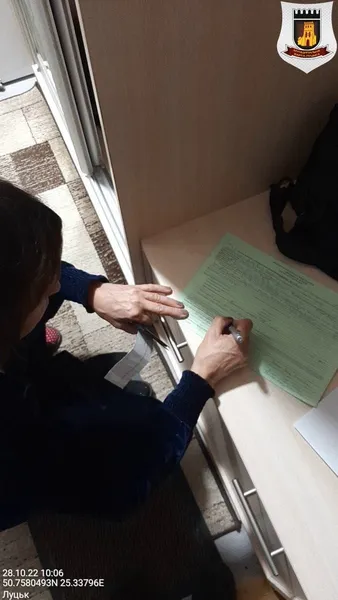 Лучанка влаштувала стихійне звалище у підвалі (фото)