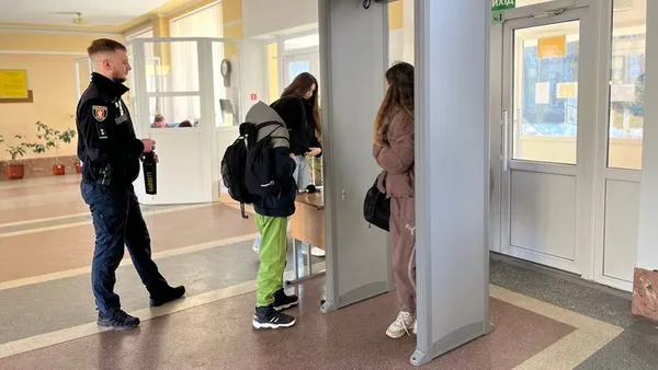 Нові правила безпеки: у школах Луцька почали використовувати металошукачі (фото, відео)
