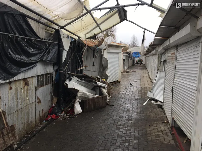 «Не ламайте, заберу»: на Старому ринку тривають демонтажі (фото)