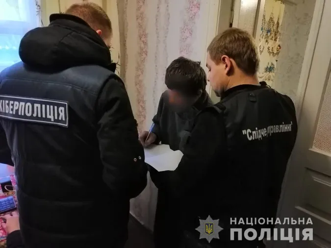Чоловіка, який ґвалтував своїх неповнолітніх доньок, взяли під варту (відео)
