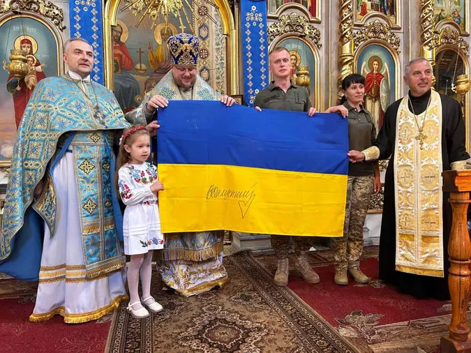 Залужний відзначив волинського священника прапором зі своїм автографом (фото)