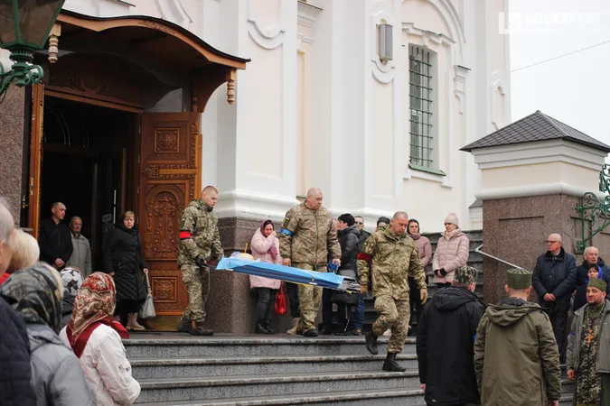 У Луцьку на колінах попрощалися зі ще одним загиблим Героєм (фото)