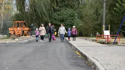 Показали, як ремонтують прибудинкові території на чотирьох вулицях Луцька (фото)