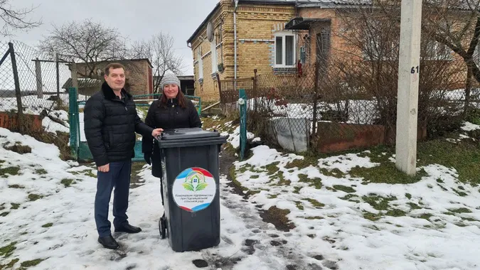 Серед жителів Підгайцівської громади розіграли призи – сміттєві баки (фото)