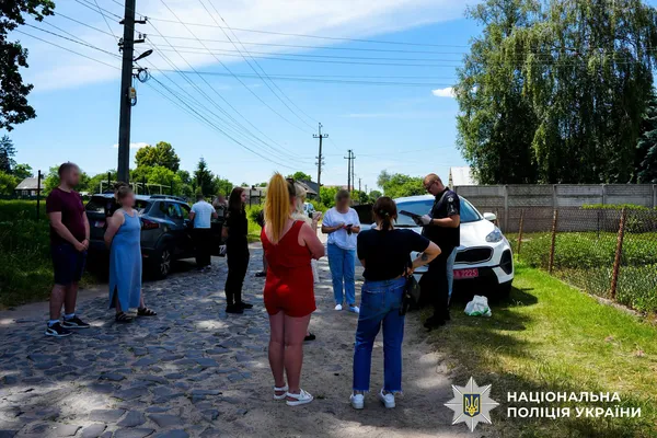 Продала власних дітей для жебрацтва: на Рівненщині поліцейські затримали 38-річну жінку (фото)