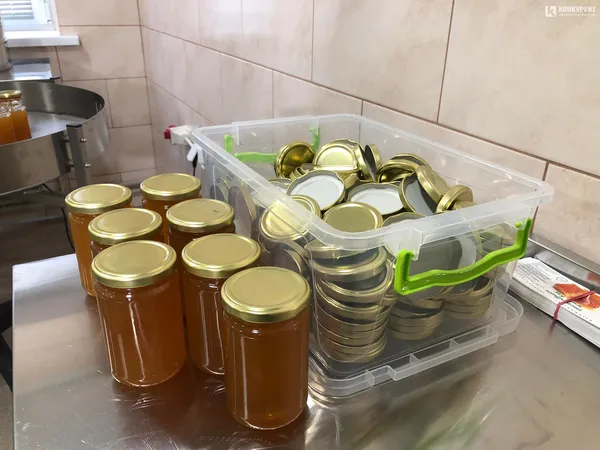 Слоїк меду, або Як на Волині з бджолиного продукту роблять крем (фото, відео)