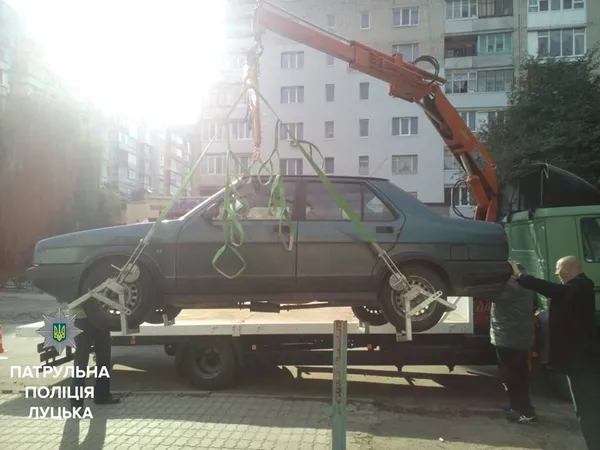 Перший пішов: луцький евакуатор відправив на штрафмайданчик першу автівку (фото)