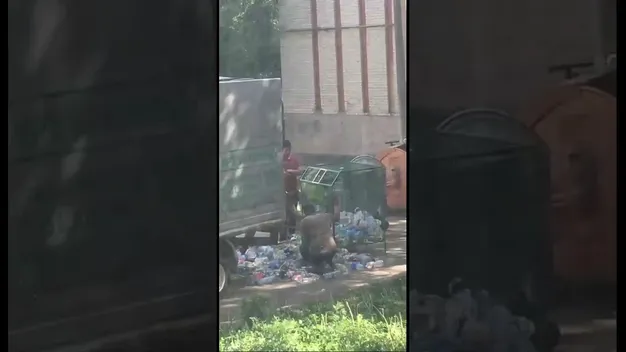 У Луцьку пластикові пляшки з контейнерів навантажують лопатою (відео)