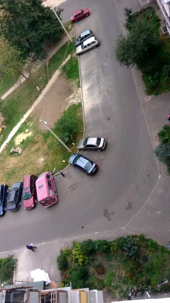 Не всім є місце: лучанин просить позначити паркомісця біля будинків (фото)