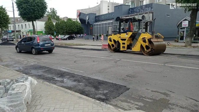 Довбають і латають: що коїться на проспекті Волі в Луцьку (фото)