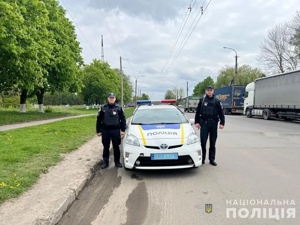 «Нам потрібні такі, як ти», – під Луцьком поліцейський переконав чоловіка не стрибати з височенної труби (відео)