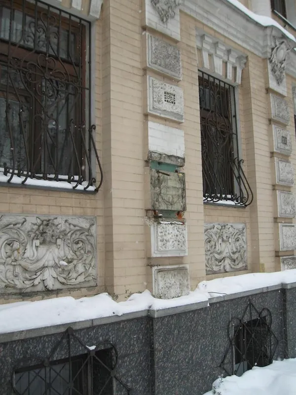 З фасаду музею у Києві вкрали унікальне погруддя Лесі Українки (фото)