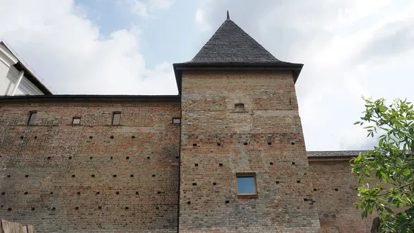 500-літні підземелля, вежа, мур: у Луцьку відкрили Окольний замок (фото)