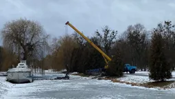 У Луцьку розбирають міст до «Бригантини» (фото)