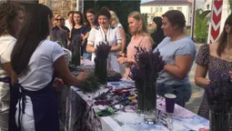 У волинському монастирі плели лавандові вінки, щоб допомогти ЗСУ (відео)
