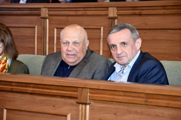 ...Віталій Кварцяний, як завжди, сидить біля Олександра Курилюка, в якого від спалаху почервоніли очі...