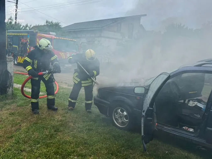 У Володимирі посеред вулиці загорівся легковик (фото)