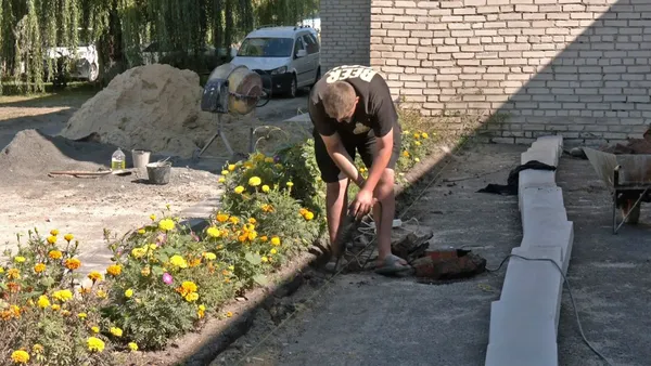 Трактори, шпателі й 30 батьків: як на Волині гуртом ремонтують школу