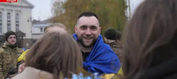 Після трирічної неволі: у Луцьку зустріли звільненого з полону морпіха Владислава Григорчука (відео)
