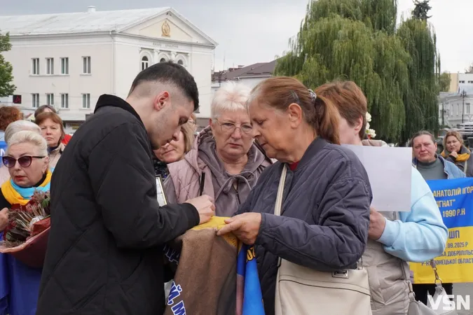 «Для мене це вже моя реальність»: у Луцьку зустріли Павла Літвіна після 50 місяців російського полону (фото)