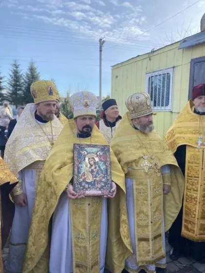 На Волині священники УПЦ «МП» встановили на контейнер купол і назвали це церквою (відео)