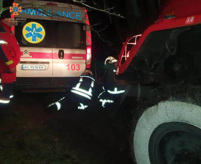 На Волині «швидка» вночі загрузла у багнюці (фото)