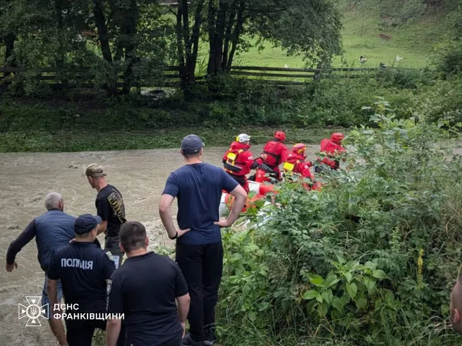 На Прикарпатті змило міст з жінкою і дітьми – 9-річна дівчинка потонула (фото)