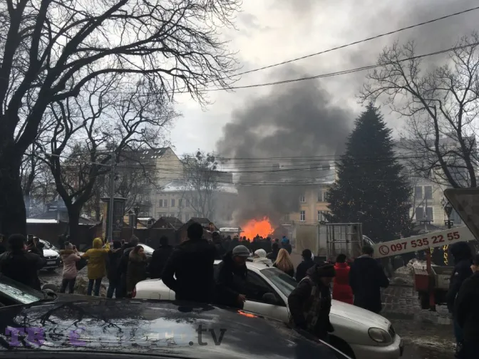 У Львові сталася пожежа на різдвяному ярмарку: є постраждалі (фото)