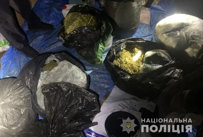 Молодий лучанин зберігав на дачі 10 кг конопель і 700 г психотропу (фото, відео)