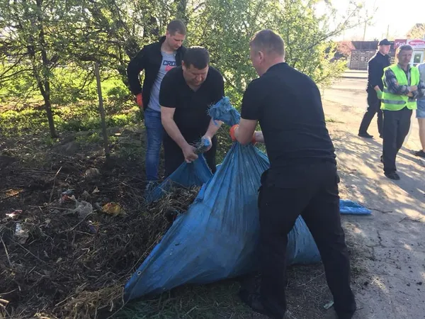 Луцькі муниципали зібрали на Львівській більше півсотні пакетів сміття (фото)
