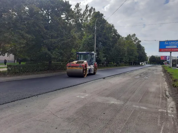 На проспекті Соборності в Луцьку вкладають новенький асфальт (фото, відео)
