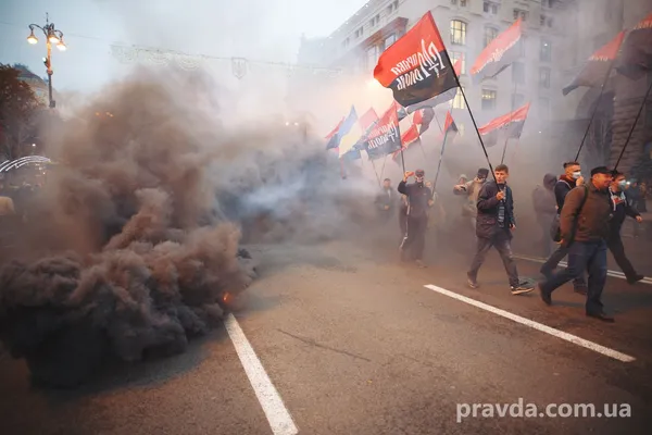 «Бандера – наш герой. Покрова – наше свято»:  у Києві пройшов марш націоналістів (фото, відео)