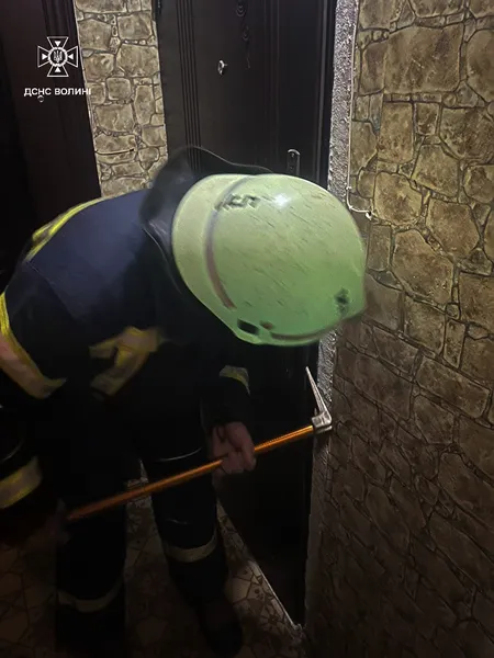 На Волині рятувальники виламали двері, аби допомогти непритомній бабусі (фото)