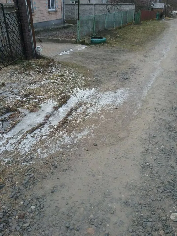 Лучани зливали воду з ванни на проїжджу частину (фото)