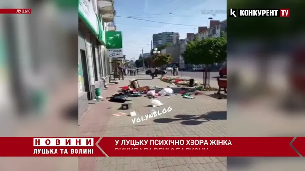 У Луцьку психічно хвора жінка викидала речі з балкону (відео)