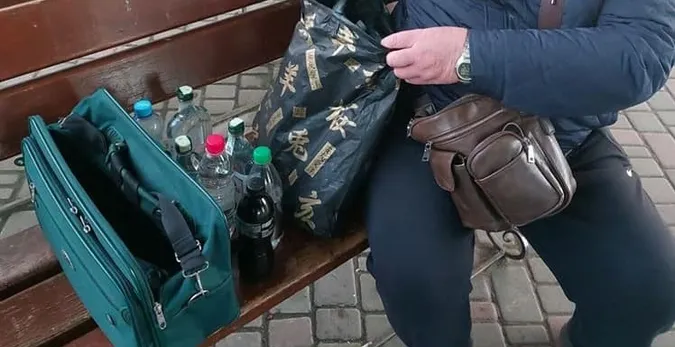 «На доріжку»: у Луцьку на автостанції викрили «алкомаркет» на лавочці (фото)