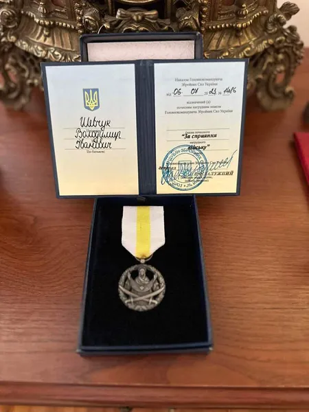 Залужний відзначив волинського священника прапором зі своїм автографом (фото)
