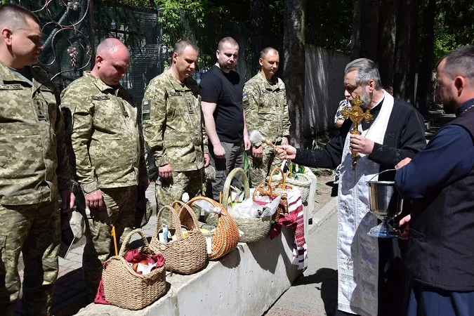 Як на Волині прикордонники освячували великодні кошики (фото)
