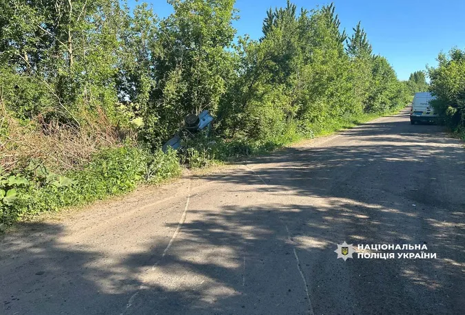 У Луцькому районі авто оминало яму і перевернулося, постраждала дитина