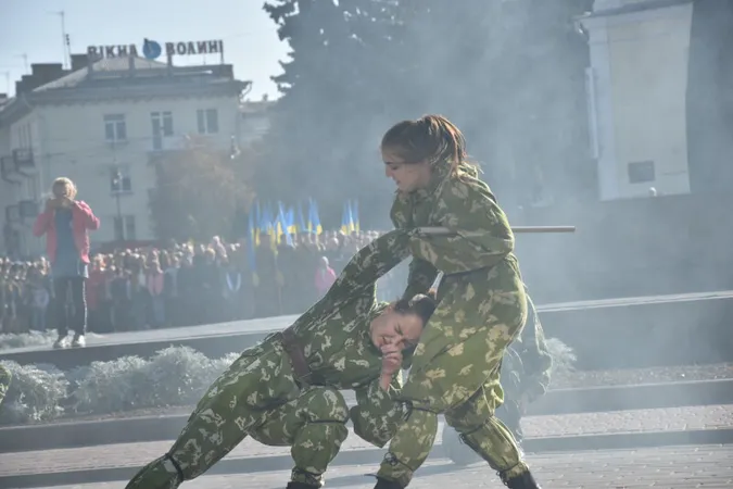 Зі зброєю і прийомами рукопашки: як приймали в Луцьку в ліцеїсти (ФОТО)