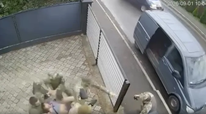 У Ковелі група оповіщення ТЦК затримала чоловіка на чужому подвір'ї: деталі конфлікту (відео)