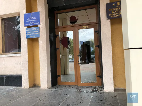 У Нововолинську хуліган побив двері та вікна у міськраді (фото)