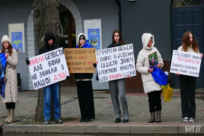 У місті на Волині пройшла мирна акція на підтримку наших захисників (фото)