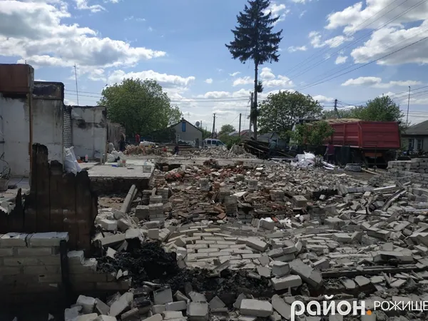 Пожежа у Рожищі: на чоловіка обвалилася стіна будинку (фото)