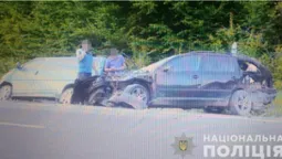«П’яний» обгін: на Волині водій влетів у три автівки, одна з яких перевернулася (фото)