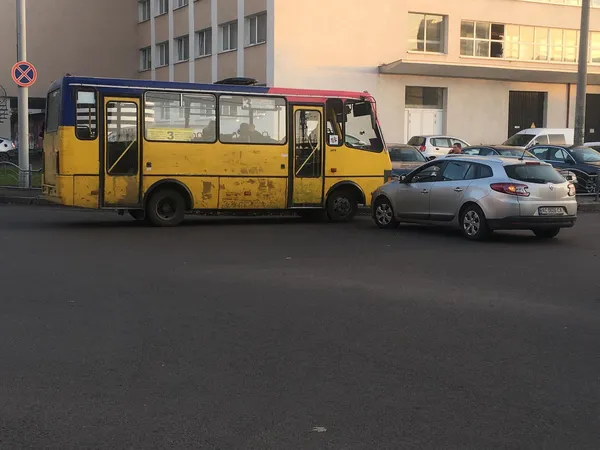 У Луцьку маршрутка та іномарка не поділили дорогу (фото)